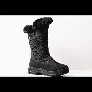 NWOT Waterproof Snowboots with Traction
